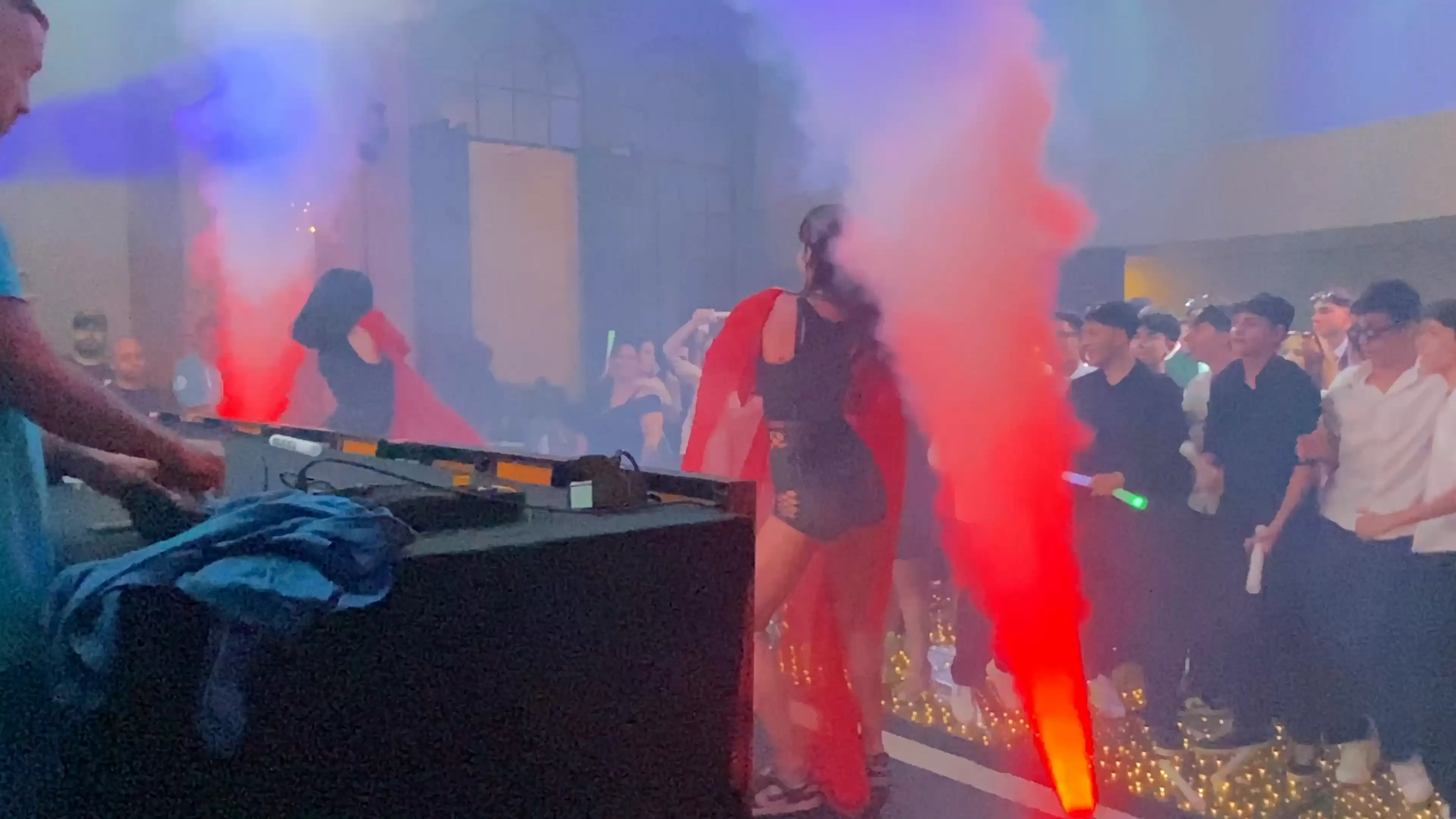 Aluguel Máquina de jet CO2 RGB para festa debutante disparando jatos verticais brancos