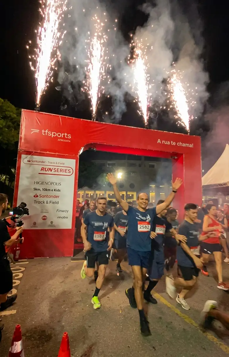 Pórtico vermelho de corrida com quatro fogos indoor em largada de corrida TF Sports 2024